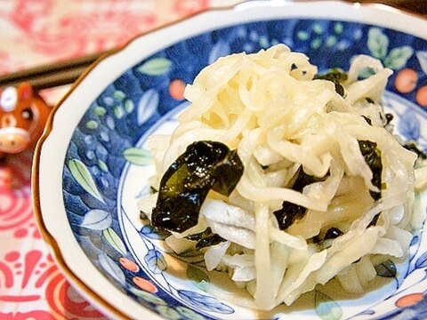 食欲のない時にも♪食べやすい大根とワカメの酢の物